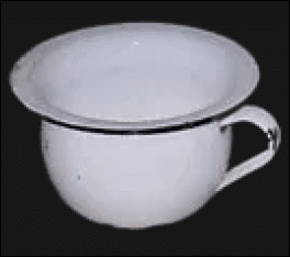 ספל מתכת לבן עם ידית ומכסה תואם בצבע לבן. Description generated by AI