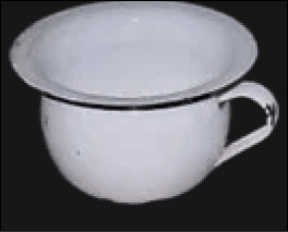 ספל מתכת לבן עם ידית ומכסה תואם בצבע לבן. Description generated by AI