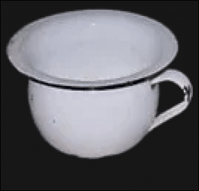 ספל מתכת לבן עם ידית ומכסה תואם בצבע לבן. Description generated by AI